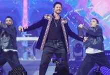 Murat Boz Türkmen Kalpağı Takarak Sahne Aldı murat-boz-trkmen-kalpa-takarak-sahne-ald